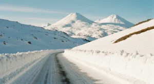 Le Pas de Peyrol sous la neige, col routier le plus élevé du Massif central à 1 589 mètres d'altitude