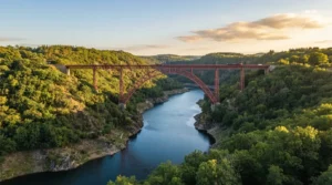 Le viaduc de Garabit vu depuis la rive droite de la Truyère, avec le lac de Grandval en contrebas