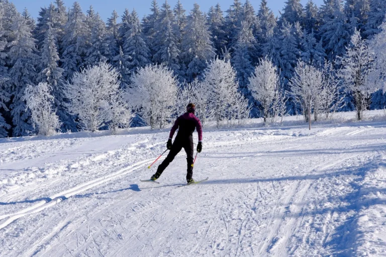 Ski de fond dans le Cantal : les domaines nordiques et leurs tarifs