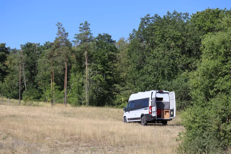 Aires de camping-car dans le Cantal : services et stationnement toléré