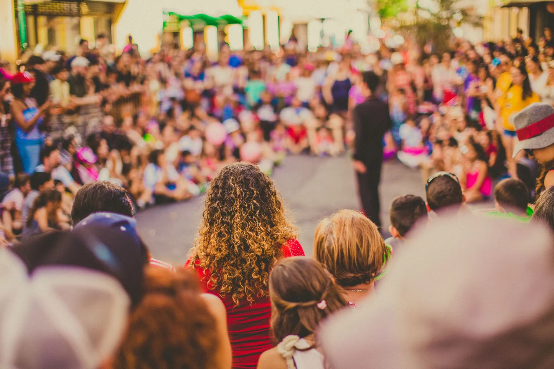 Spectacle de théâtre de rue sur une place du centre-ville pendant le festival
