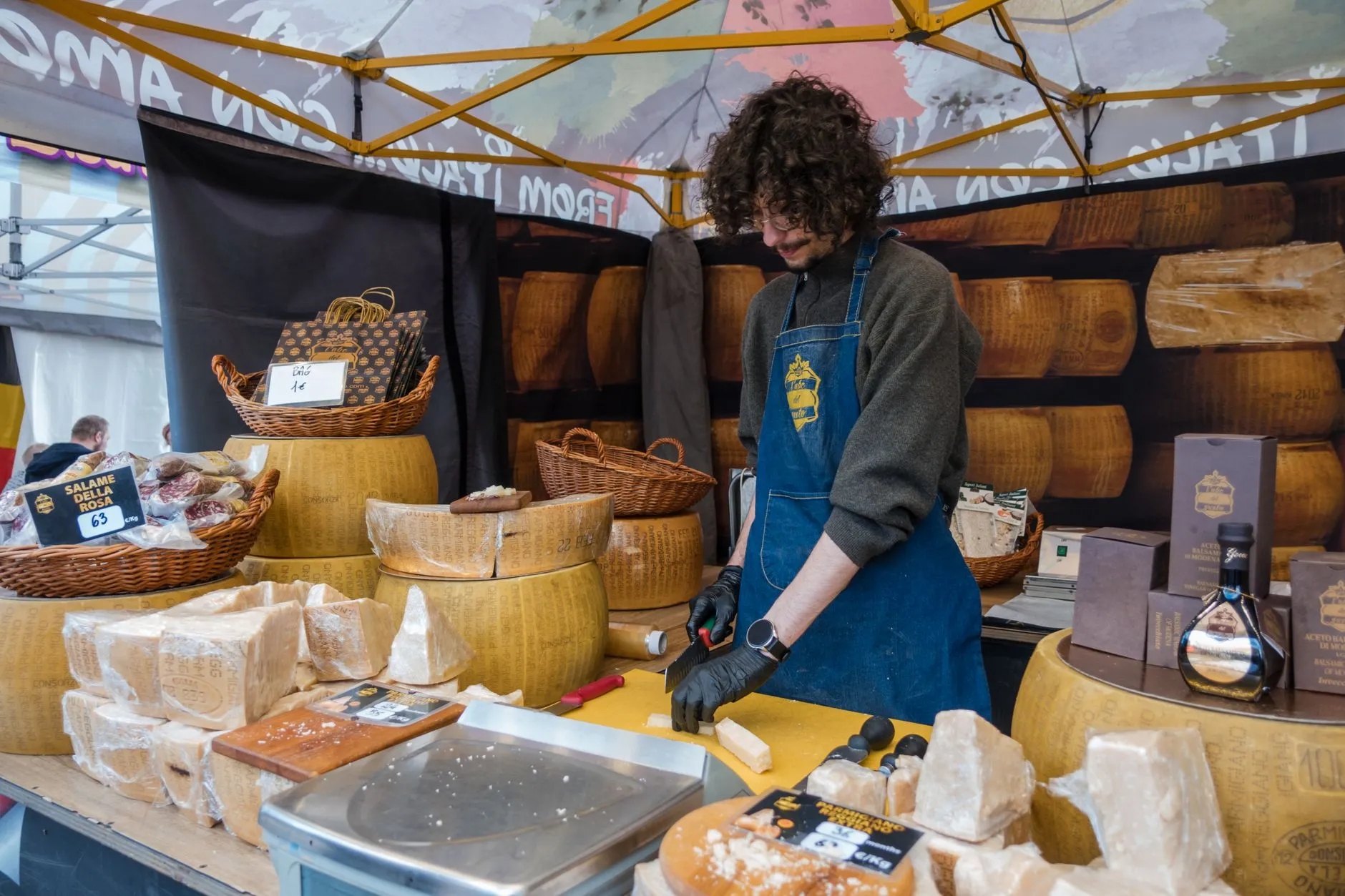 Meules de Cantal exposées lors d'une fête fromagère au bord du lac des Graves, à Lascelle