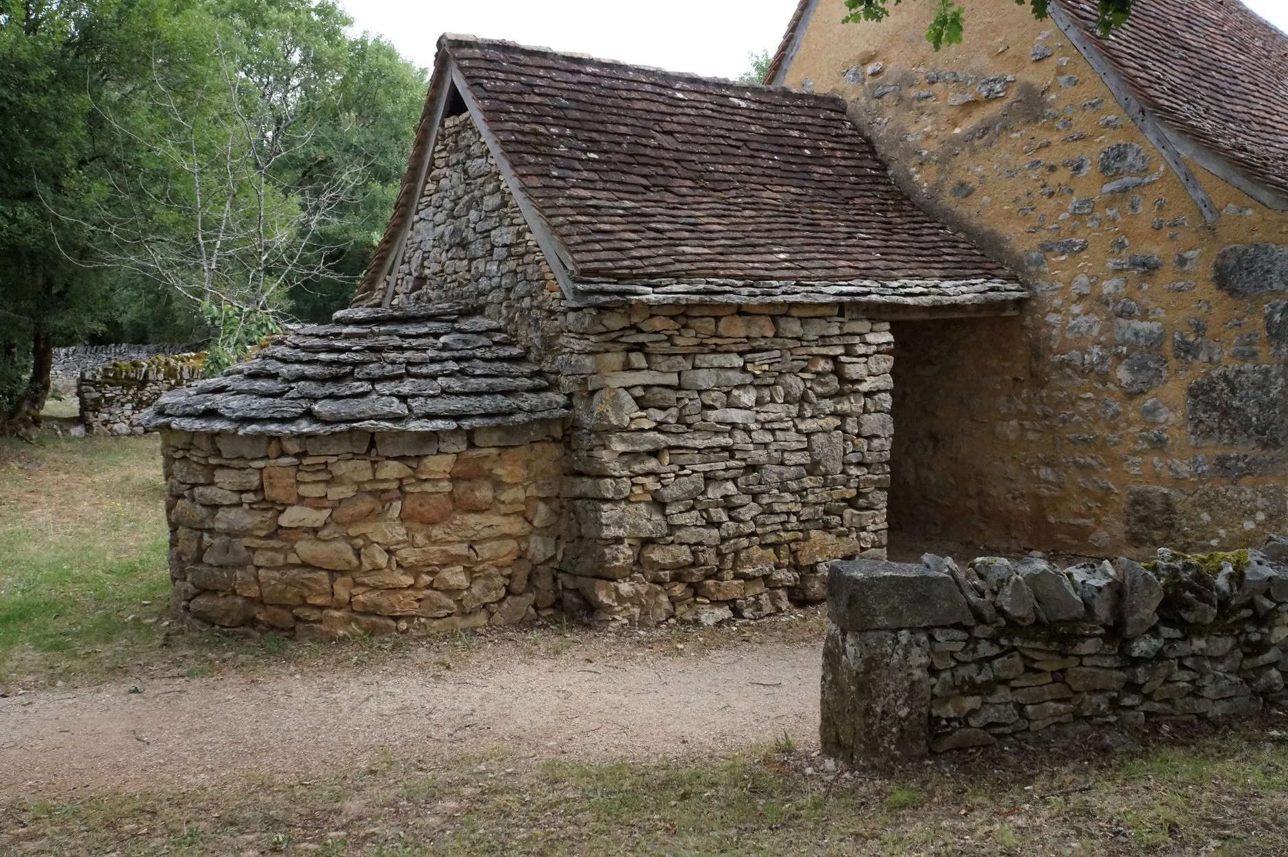 Buron rénové en gîte sur les hauteurs du Cantal, au milieu des pâturages d'estive