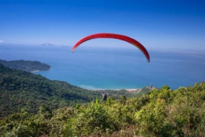 Vol en parapente au-dessus des crêtes volcaniques du Cantal, face aux vallées glaciaires
