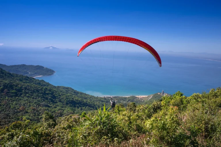 Parapente dans le Cantal : sites de décollage et écoles