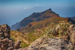 Les estives du massif cantalien au début de l'été, entre vallées verdoyantes et sommets encore voilés de nuages