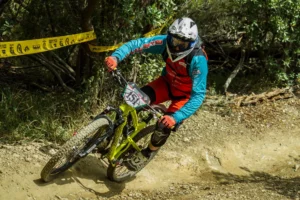 Descente VTT sur les pentes volcaniques du massif cantalien en été